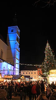 Traditioneller Christkindlmarkt in Regensburg vom 25.11.-23.12.2019 rund um die 500 Jahre alte Neupfarrkirche (©Foto: Martin Schmitz)
